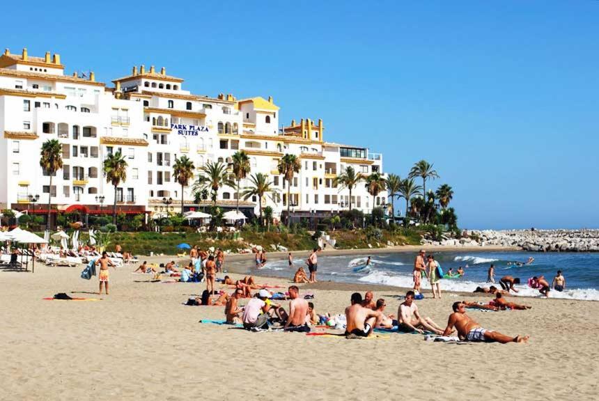 136 A First Line Sleeps 6 Apartament *